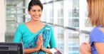 Mitarbeiterin und Passagierin von Sri Lankan: Die Airline will mehr Gäste aus Europa.
