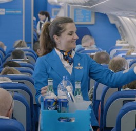 Flugbegleiterin von KLM: Neuer Bordservice.