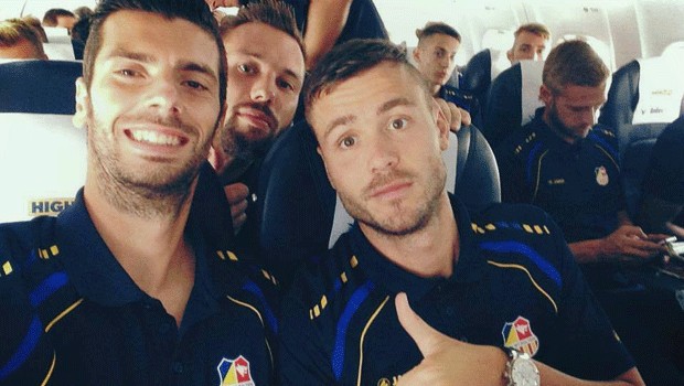 Daumen hoch von den Spielern des SK St. Pölten. Sie flogen mit Intersky zum Uefa-Spiel nach Eindhoven.