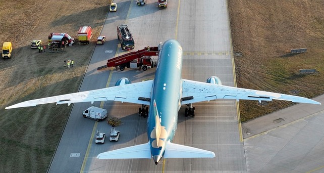Die stehen gebliebene Boeing 787 von Vietnam Airlines nach der Landung in München: Die Blackbox wird ausgewertet.
