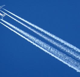 Kondensstreifen am Himmel: Forschende der Universität Cambridge fordern eine drastische Verringerung.