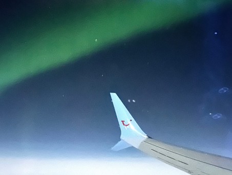 Nordlichter begleiteten Flug TOM950P. 