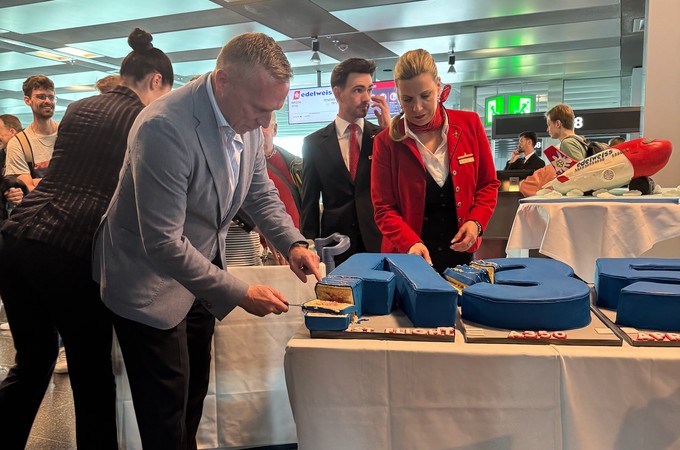 Edelweiss-Chef Bernd Bauer schneidet die Torte an. (Foto: Julie Knappe/aeroTELEGRAPH)