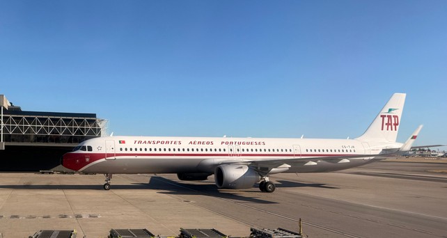 Airbus A320 mit Retrolackierung in Lissabon: Gehört wohl bald teilweise Lufthansa Group.