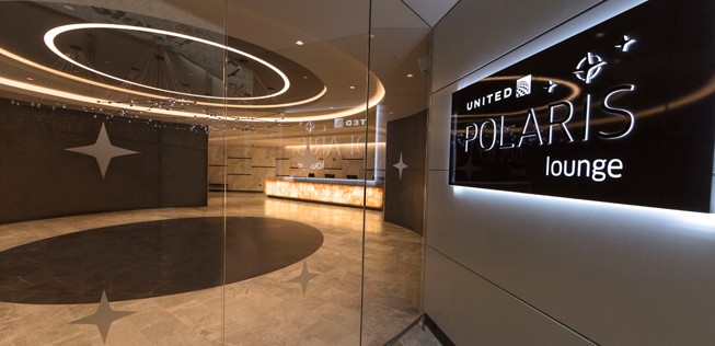 Uniteds neue Polaris-Lounge in Newark: Für Passagiere, die auf internationalen Langstrecken in der Polaris Business oder Polaris First Class fliegen.