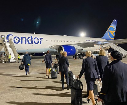 Condors letzter Passagierflug mit einer Boeing 767: Die Crew geht in Havanna zum Flieger mit dem Kennzeichen D-ABUK.