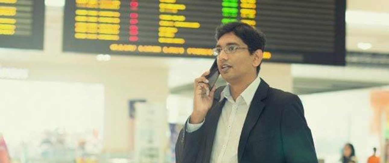 Passagier mit Handy: In London Heathrow können sie unbesorgt ihren Akku leer telefonieren.