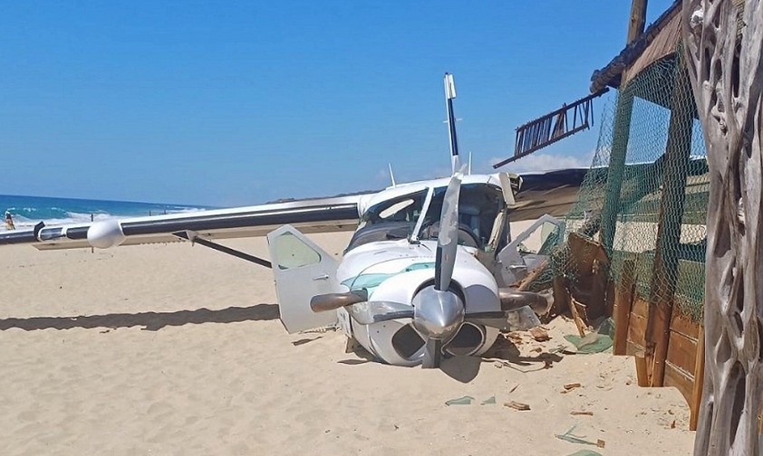 Die verunfallte Cessna 208 B am Strand. Bei Notlandung in Hütte gekracht.