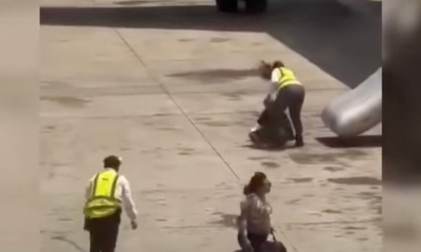 Reisende mit Handgepäck: Bei der Evakuierung muss es im Flugzeug bleiben.