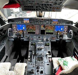 Cockpit eines Businessjets: Die Geschäftsfliegerei braucht Personal, viel Personal.