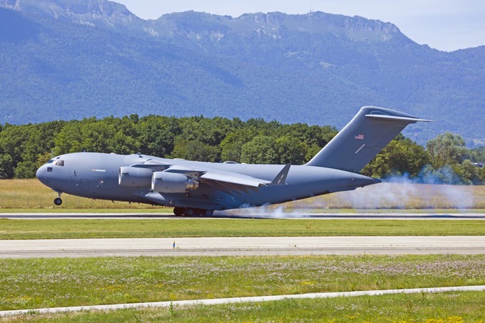 C-17A Globemaster III der US Air Force (Kennung 07-7182) am Flughafen Genf.