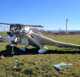 Das Kleinflugzeug nach dem Absturz in Gloucestershire: Der Pilot überlebte leicht verletzt.