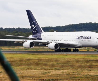 Lufthansa holt nach der Covid-Pause acht A380 zurück in den Betrieb - gerade auch, weil die Boeing 777X und andere Langstreckenflieger Verspätung haben. Die deutsche Fluglinie hat 20 Boeing 777-9 bestellt sowie sieben Frachter vom Typ 777-8 F.