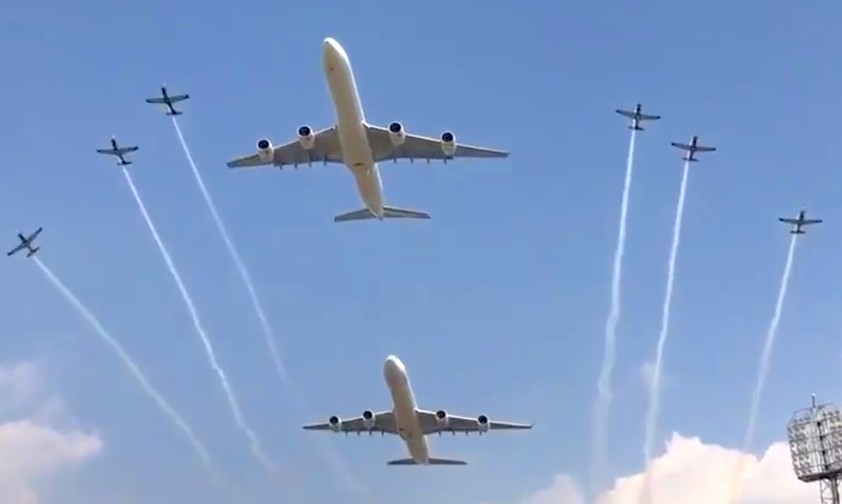 Zwei Airbus A340 im spektakulären Formationsflug