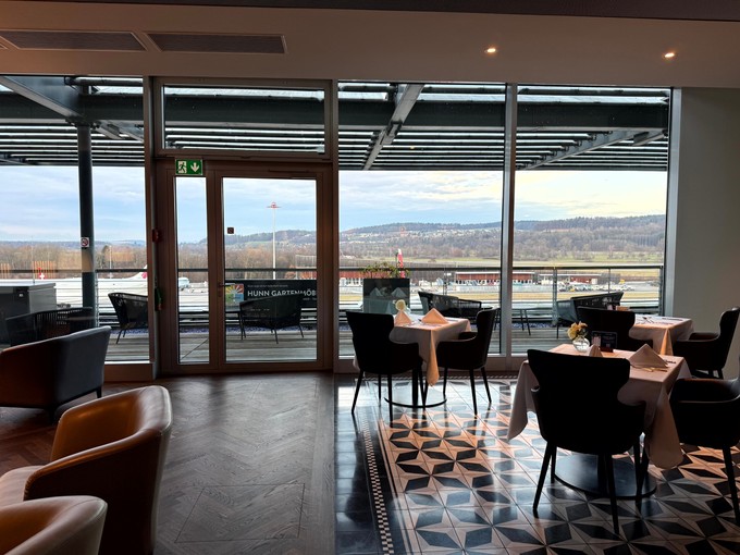 Nicht selbstverständlich fuer eine Airport-Lounge: diese Aussicht. Sie war einer der Gründe, weshalb Swissport hier eine neue Lounge der höchsten Kategorie realisierte.