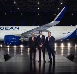 Vor dem Airbus A320 Neo im neuen Design (von links): Airline-Chef Gerogiannis, Griechelands Premierminister Mitsotakis und Aegean-Präsident Vassilakis.