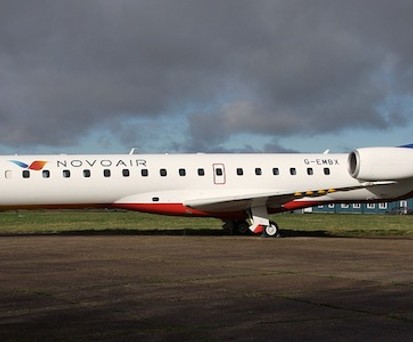 Der Embraer 145 wartet auf die Inspektion auf dem Londoner Flughafen Biggin Hill.