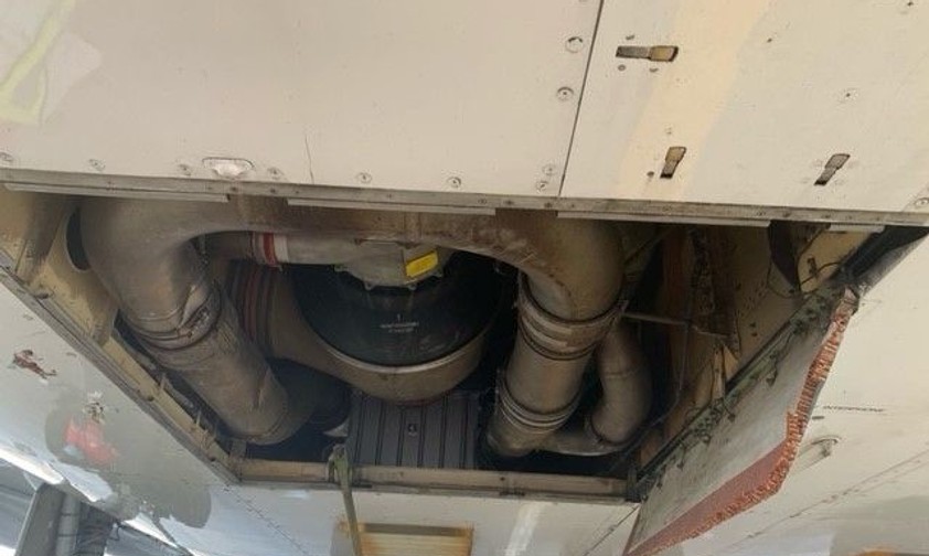 Loch im Bauch der Boeing 747 von KLM: Ein Teil ging im Flug verloren.