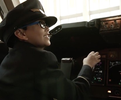 9-Jähriger Yashas entzückt Lufthansa-Passagiere