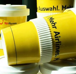 Kaffeebecher von Tuifly: «Mehr Airlines» passt als Motto.