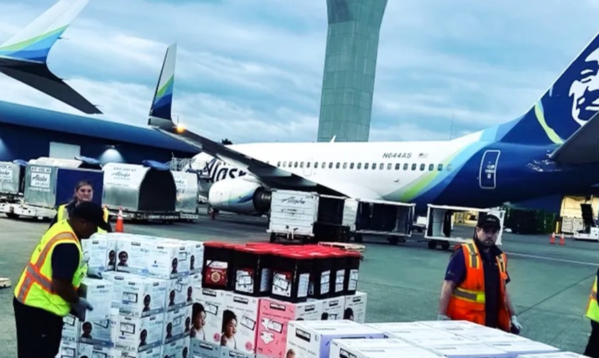 Hilfsgüterflug von Alaska Airlines: Die Airline setzte auch Sonderflüge auf, um zu evakuieren.
