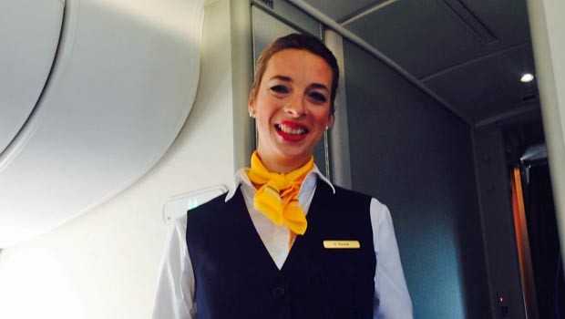 «Es hat was von Skipiste», so diese Flugbegleiterin. Der Grund: Während eines Touch and go in Bremen - also quasi einem Durchstarten - servierte die Crew munter weiter - auch während des steilen Steigflugs. Respekt.