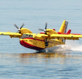 Canadair CL-415 beim Wasser tanken: Das Flugzeug ist Teil des EU-Katastrophenschutzes.