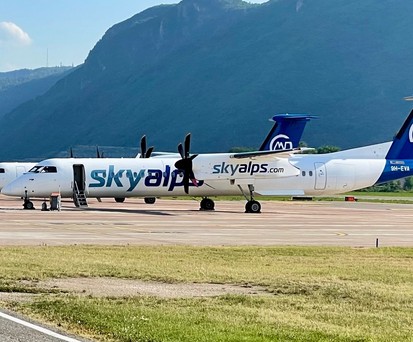 De Havilland Canada Dash 8-400 von Sky Alps in Bozen: Bald auch in Bratislava zu sehen.