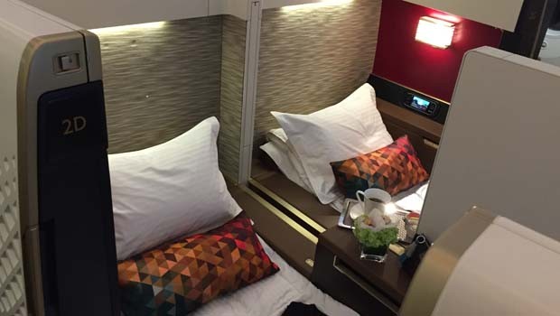 Wie die First ist die Business Class identisch mit der im A380. Zwei Vollflachbetten stehen in der Mitte nebeneinander, je eines am Fenster. Der neue Sitz soll 20 Prozent mehr Platz bieten.