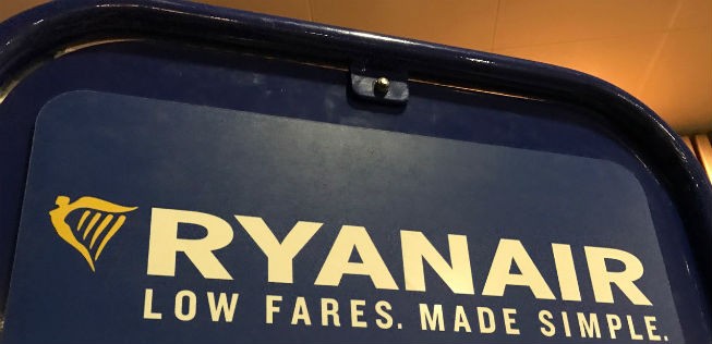 Schild von Ryanair: Die Fluglinie hat Ärger.