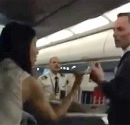 Die Passagierin und der Flugbegleiter: Heftiger Streit.