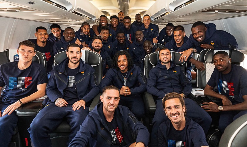 Das französische Nationalteam bei der Anreise am 12. Juni: Die Mannschaft wurde von Klasjet nach Paderborn gebracht.