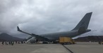 Airbus A330 von Air Tanker auf Ascension Island: Passagiere und Soldaten an Bord.