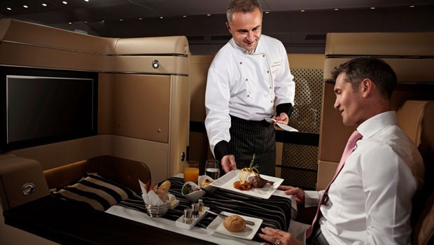 Anders als viele andere Airlines lässt Etihad seine Gerichte nicht vollständig am Boden zubereiten. Köche an Bord geben den Gerichten einen Feinschliff. Der Fokus liegt dabei hauptsächlich auf moderner arabischer Küche.