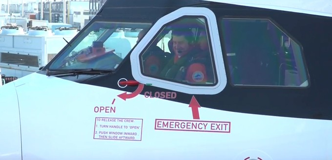 Die Piloten vor dem Start des Erstfluges im Cockpit des Beluga XL.