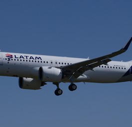 Jet von Latam: In Bogota hatte die Airline ein Problem mit enttäuschten Fans.