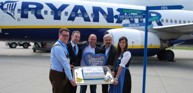 Flughafen-Geschäftsführer Schmid (2.v.r.) feiert mit Ryanair-Marketingchef Kenny Jacobs (Mitte) die Eröffnung der Basis: Ryanair wollte den Ausbau.