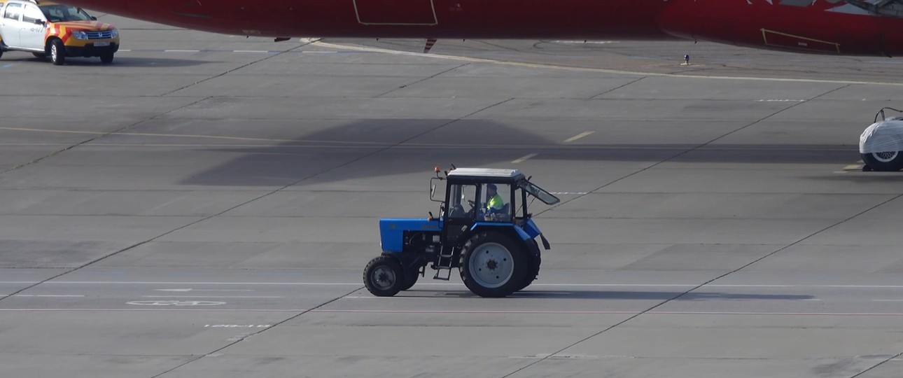 Blauer Traktor am Flughafen Novosibirsk: Drei Flugzeuge mussten durchstarten. 