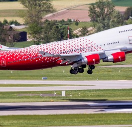 Boeing 747 von Rossiya (im Größenvergleich mit einem Auto): Abschied 2024.