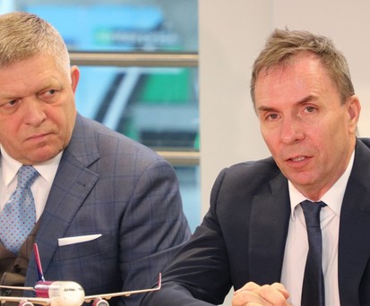 Der slowakische Premier Robert Fico und Wizz Air-Chef József Váradi: Historischer Ausbau in Bratislava.