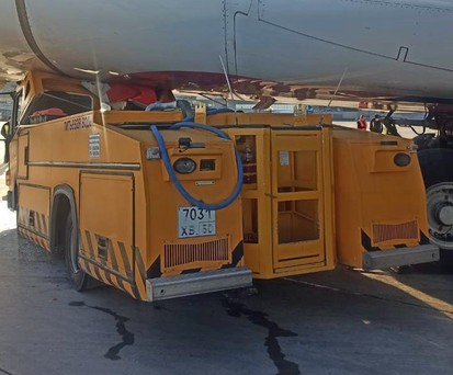 Der Wassertransporter unter dem Rumpf des Airbus A380: Der Fahrer liegt im Krankenhaus.