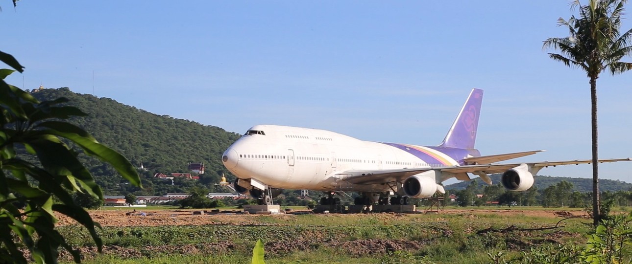 Eine Boeing 747 auf einem Feld in Thailand: Der Jet mit der Bemalung von Thai Airways ...