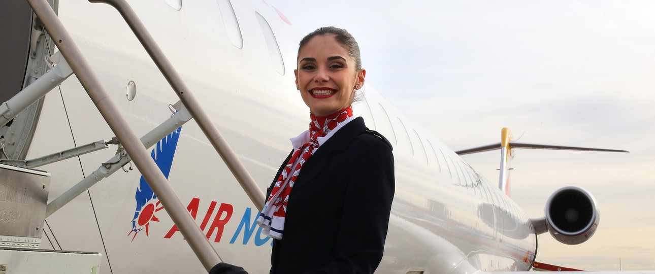 Flugbegleiterin vor Bombardier-Jet von Air Nostrum:  Entscheidet sich die Airline für andere Flugzeuge?