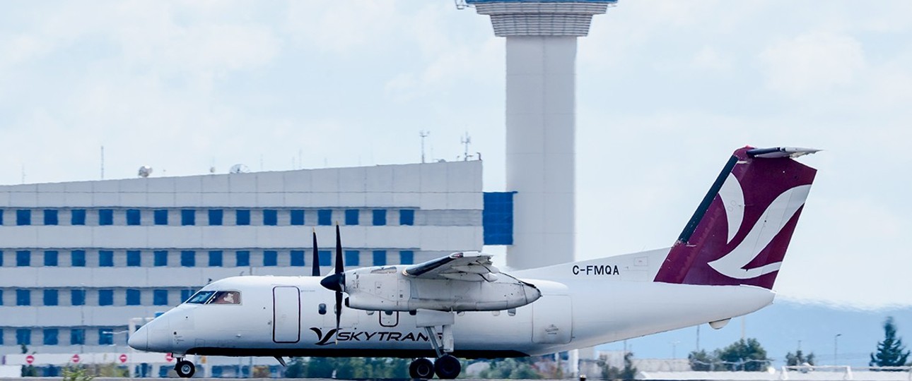 Die Dash 8-100 auf dem Zwischenstopp in Athen: Eine lange Reise quer durch die Welt.