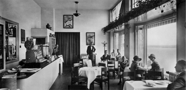 Im Jahr 1929 war das Fliegen noch abenteuerlich – und eher etwas für die betuchte Klientel, hier ein Blick in das Flughafenrestaurant.