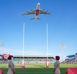 A380 von Emirates: Die Golf-Airline schickte einen A380 zur Feier des Nationalfeiertages über das Rugby-Stadion.