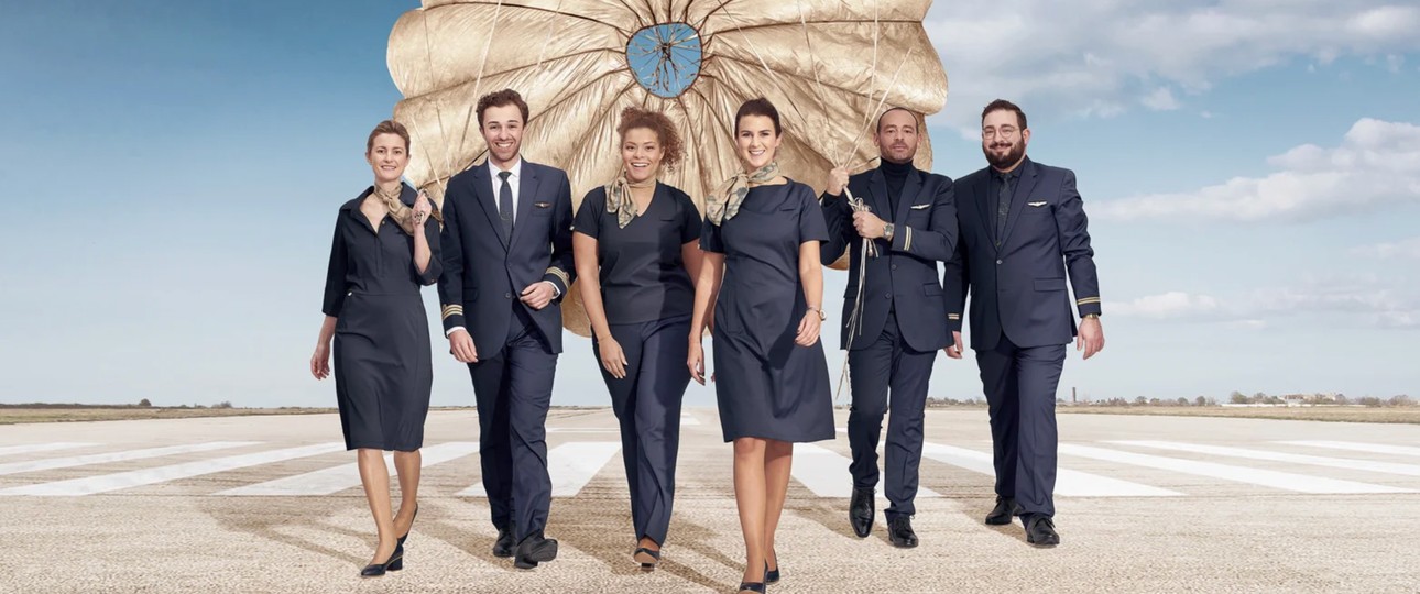 Die neuen Uniformen von Brussels Airlines sind inspiriert von den Sechzigern.