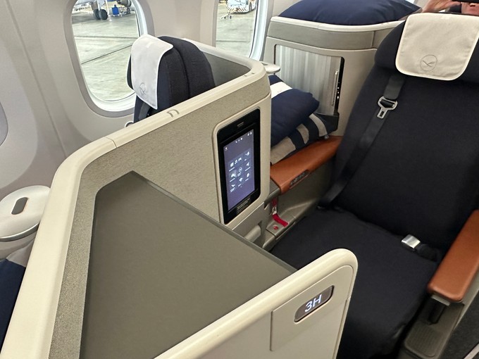 Die Fenster im Dreamliner sind größer als im Airbus A350. 