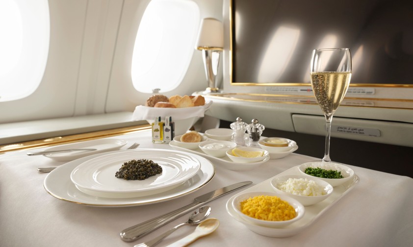 Kaviar und Champagner: Wer First Class fliegt, bekommt das bei Emirates unbegrenzt.