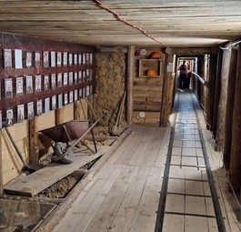 Ein Teil der Tunnelanlage unter der Piste: Er wurde inzwischen komfortabel ausgebaut und kann begangen werden.